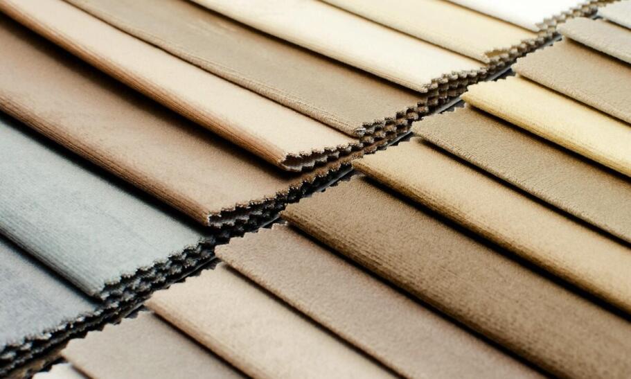 Porównanie tkaniny Milano z innymi popularnymi materiałami obiciowymi