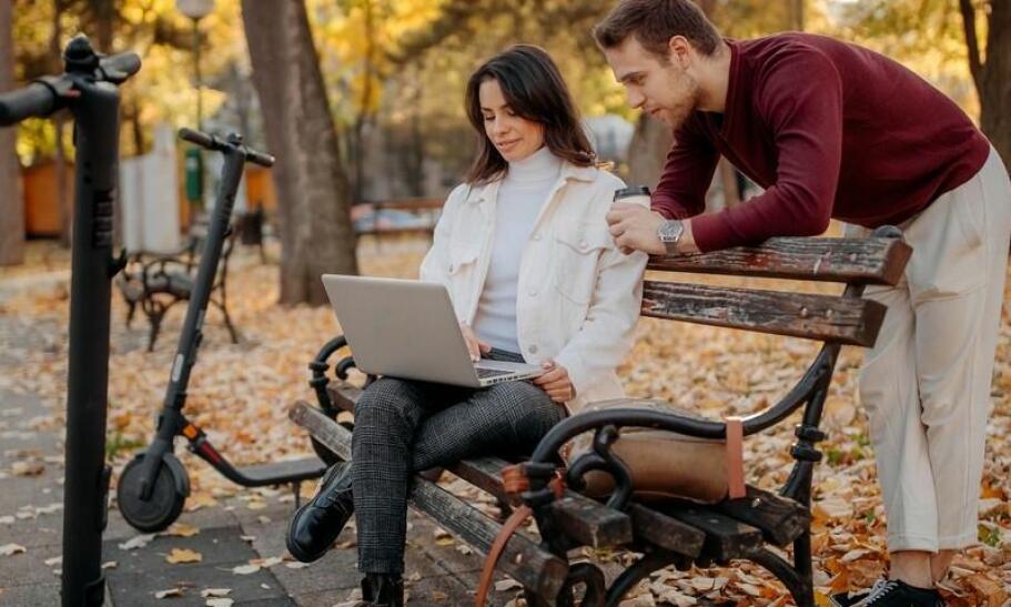 Z czym nosić czarną spódnicę sztruksową, aby stworzyć elegancki look?