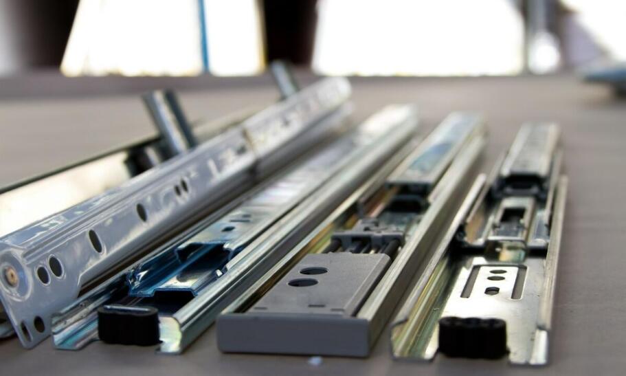 Ergonomiczne prowadnice do szuflad – kluczowe aspekty dla użytkowników