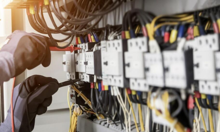 Jakie kompetencje powinien posiadać specjalista w pogotowiu elektrycznym?