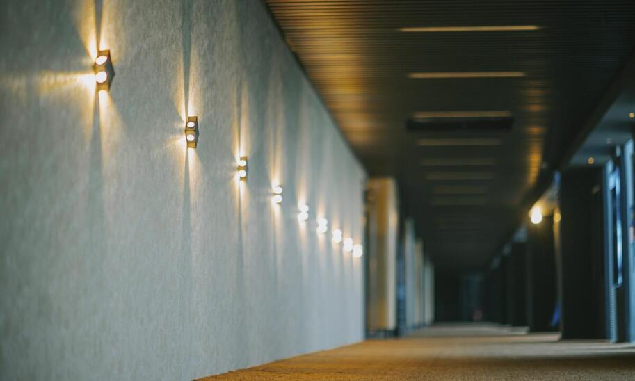 Zalety mobilnych ścianek akustycznych w hotelowych salach konferencyjnych