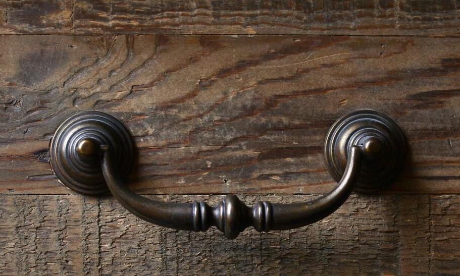 Różnorodność wykończeń uchwytów meblowych dostępnych w hurtowniach