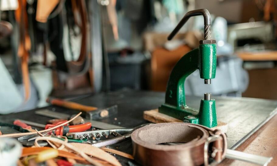 Zastosowanie poziomic kątowych w warsztacie tapicerskim – krok po kroku