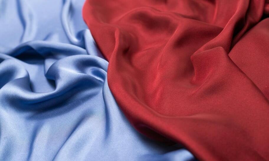 Bawełna czy mikrofibra – co wybrać w piżamach męskich rozpinanych?