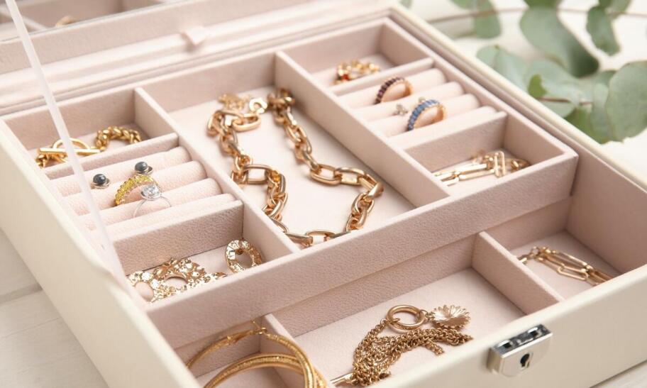 Jakie akcesoria warto dobrać do nowoczesnej toaletki, aby zwiększyć jej funkcjonalność?