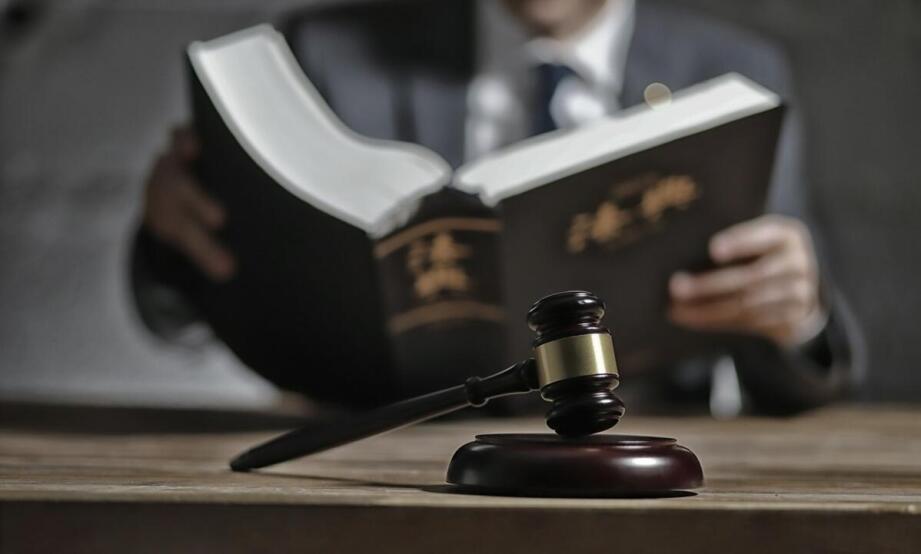 W jaki sposób komornik realizuje postanowienia sądowe?