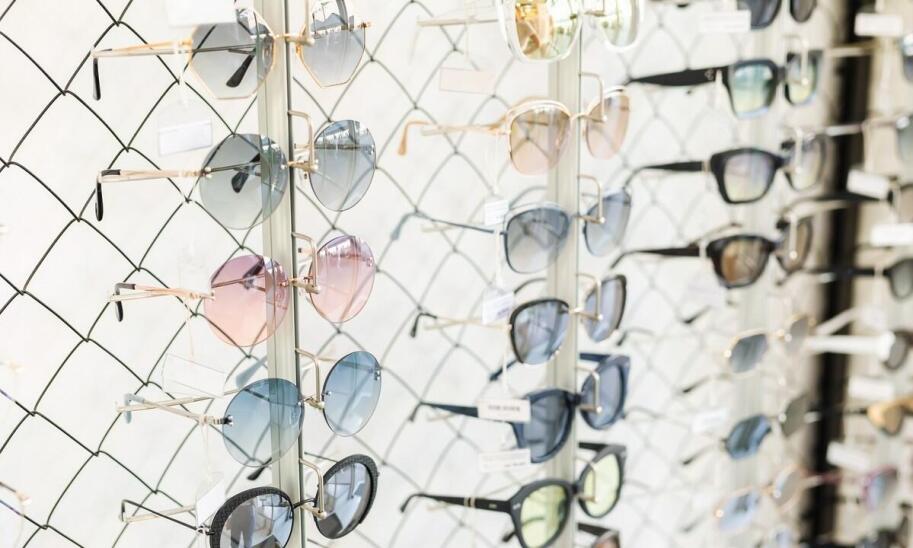 Czy w optycznym salonie można kupić przeciwsłoneczne okulary?