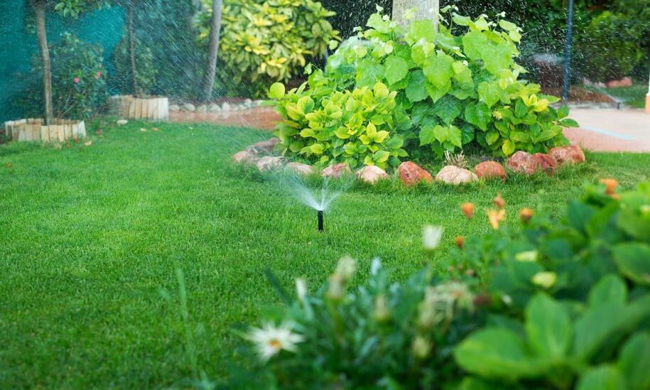 Jakie rozwiązania oferują współczesne systemy nawadniające ogrody?