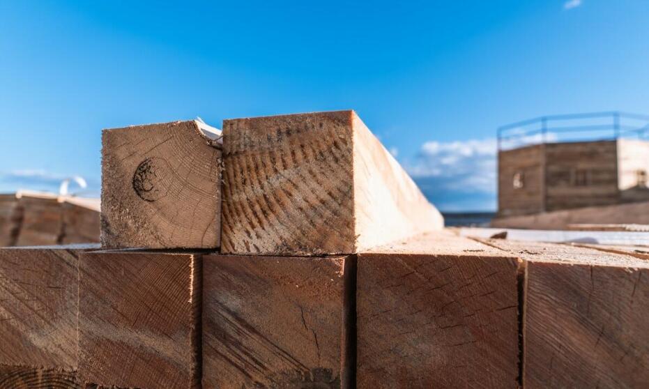 Drewno konstrukcyjne suszone a jego odporność na wilgoć