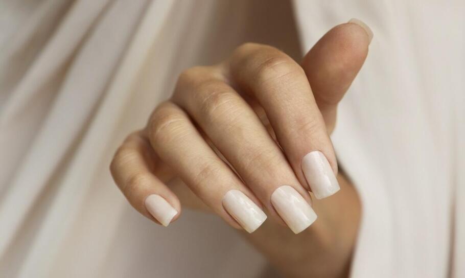 Porady dotyczące pielęgnacji paznokci po profesjonalnym manicure hybrydowym