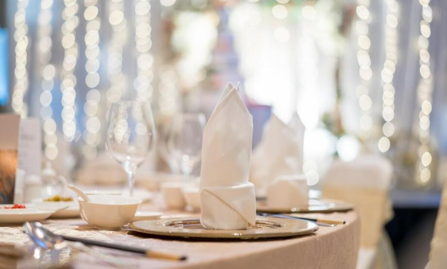 Wynajem sali na komunie – jakie udogodnienia oferują profesjonalne obiekty?