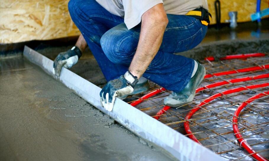 Montaż ogrzewanych podłóg w budynkach przemysłowych – co warto uwzględnić?