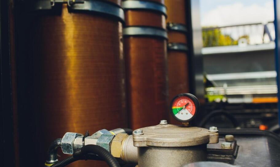 Jakie parametry ciśnienia spełniają wymagania dla myjni bezdotykowych?