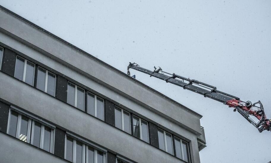 Odśnieżanie dachów a ochrona inwestycji budowlanej – dlaczego to ważne?