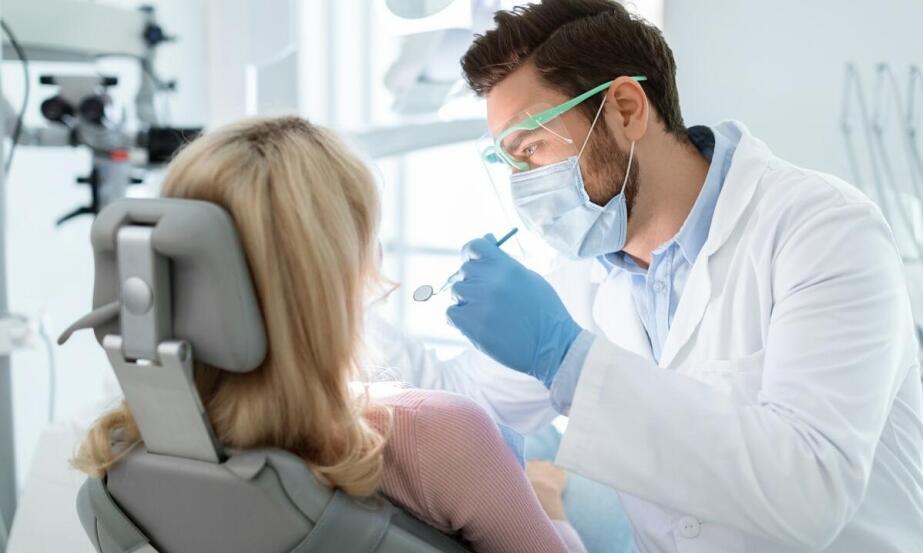 Jak przebiega lakierowanie zębów w gabinecie stomatologicznym?