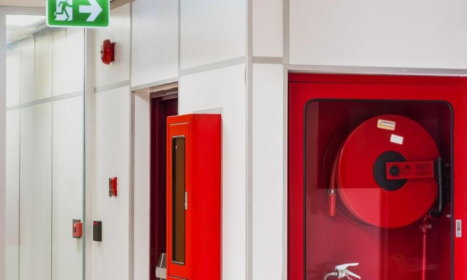 Innowacje w instalacjach sygnalizacji pożarowej – jakie wprowadzają firmy elektryczne?