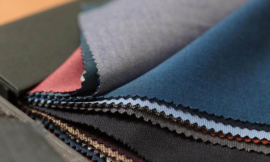 Jakie materiały są najczęściej wybierane przy wymianie skóry na kanapie?