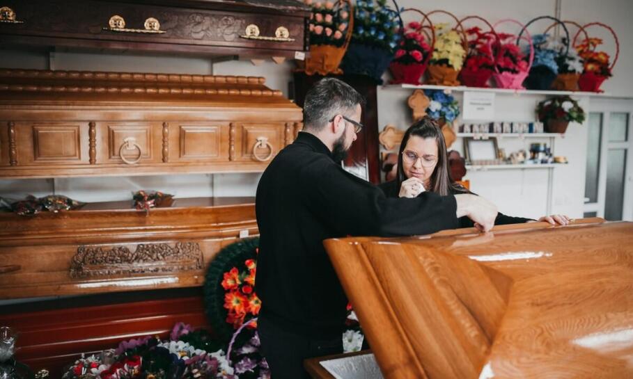 Różnorodność modeli trumien i urn w ofercie w zakładzie