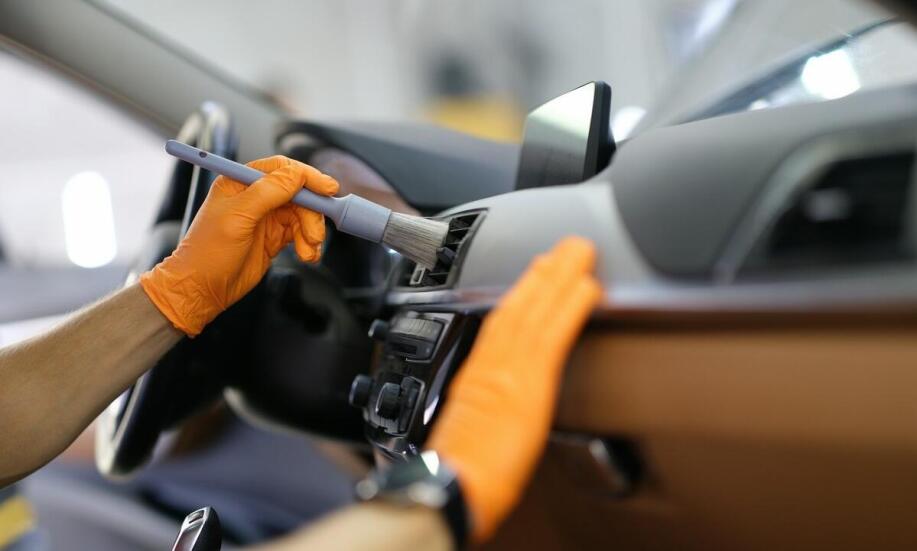 Jakie dodatkowe usługi oferowane są przy sprzątaniu samochodowych salonów?