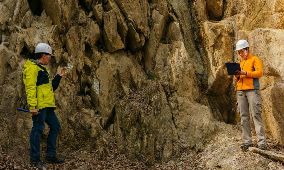 Jakie wyzwania napotyka geologiczny nadzór w projektach inżynieryjnych?