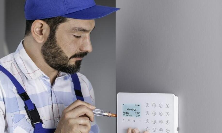 Jak dostosować system alarmowy do specyfiki budynku?