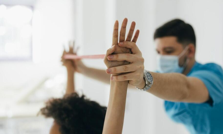 Jak osteopatia i fizjoterapia współpracują przy leczeniu schorzeń kręgosłupa?