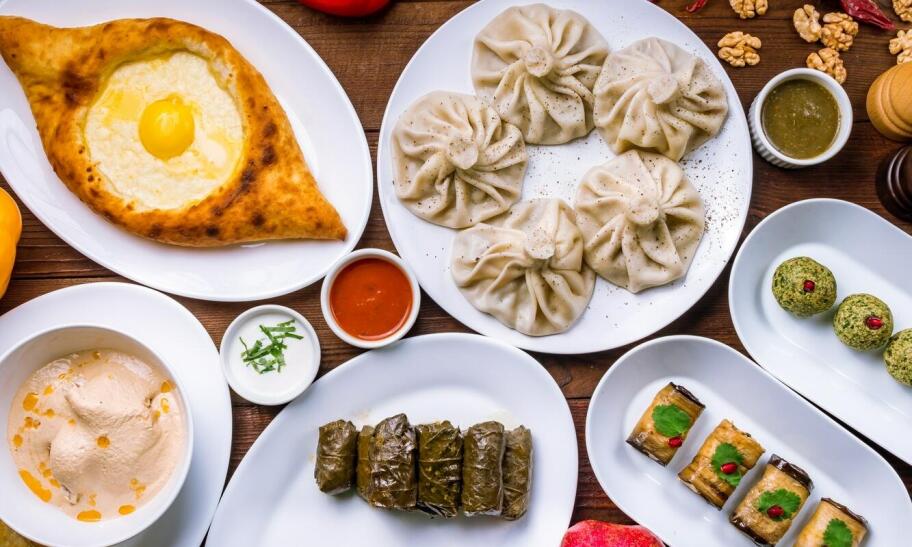 Odkryj kuchnie świata z dostawą do domu.