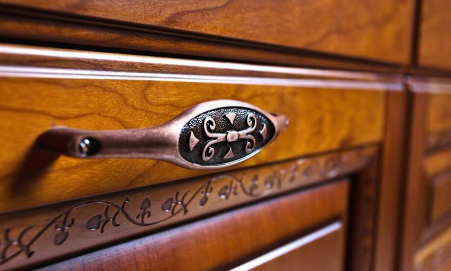 Grawerowanie na tabliczkach znamionowych - trwałość i estetyka w jednym.