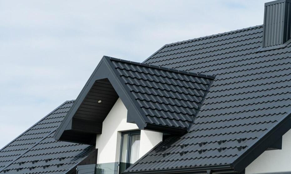 Przegląd najpopularniejszych stylów architektonicznych z wykorzystaniem blachodachówek.