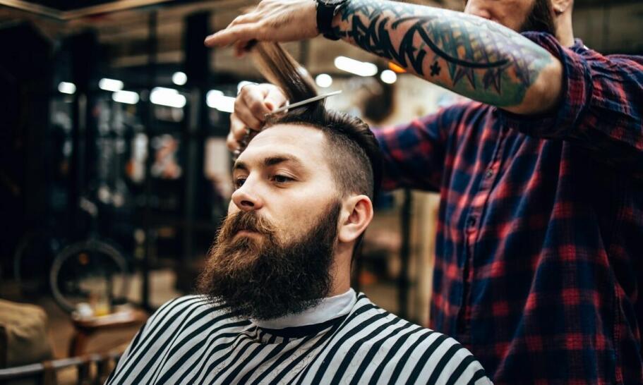 Jak barber w Ełku pomaga w wyborze idealnej fryzury?