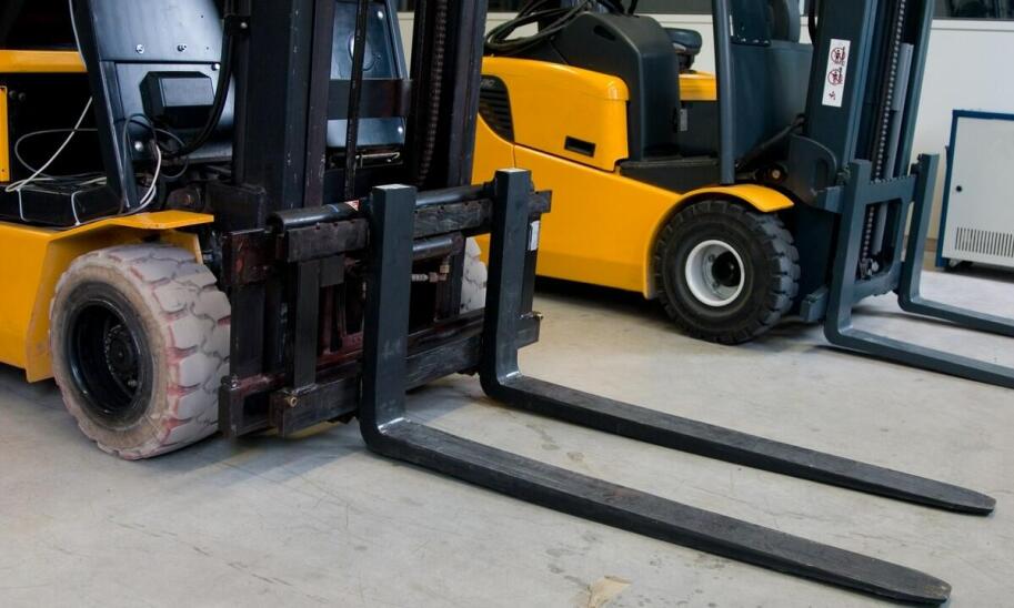 Jak wybrać odpowiednią trakcyjną baterię do wózka widłowego?