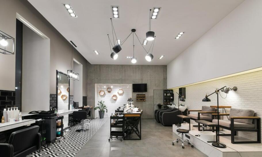 Trendy w pielęgnacji włosów: co oferują salony nowoczesne?