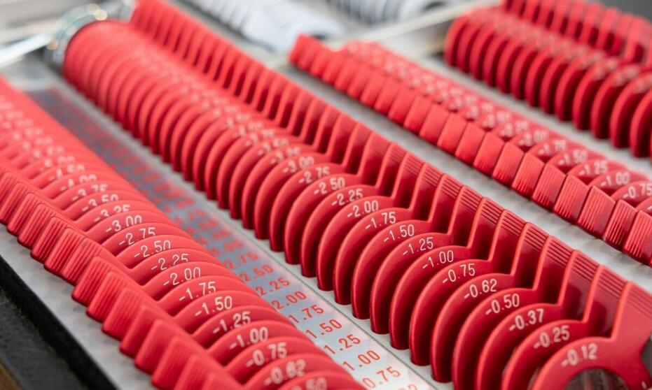 Barwne testy w diagnostyce wzrokowej: tablicowe i pionkowe podejścia