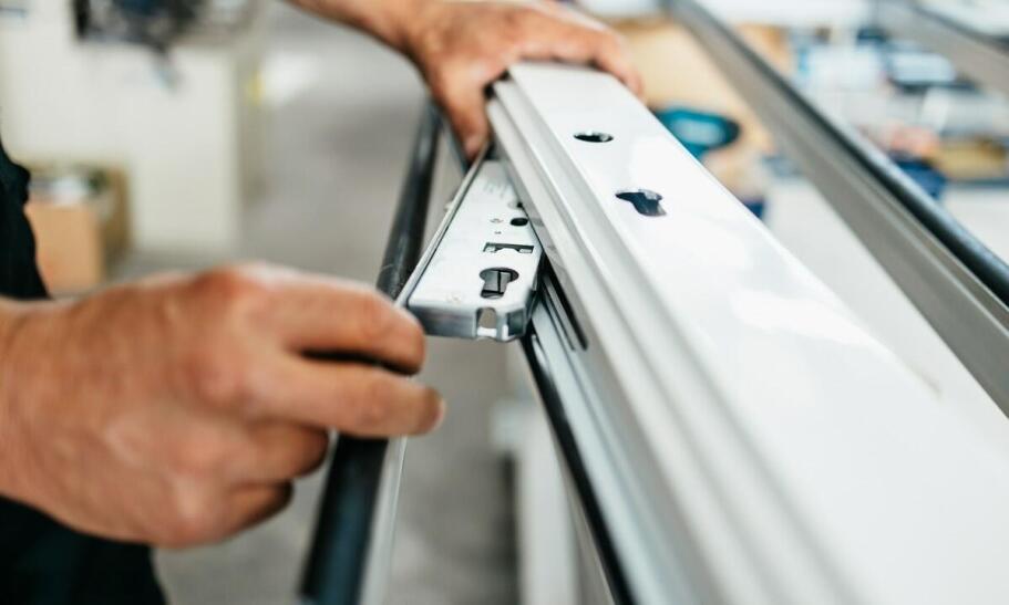 W jaki sposób montaż zewnętrznych drzwi wpływa na ich trwałość i funkcjonalność?