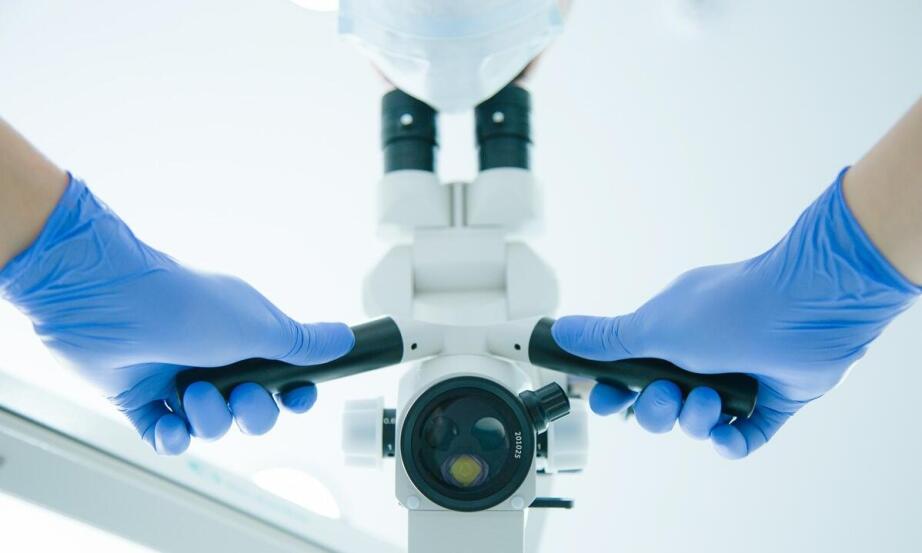 Endodoncja pod mikroskopem: klucz do skutecznego i bezpiecznego leczenia zębów