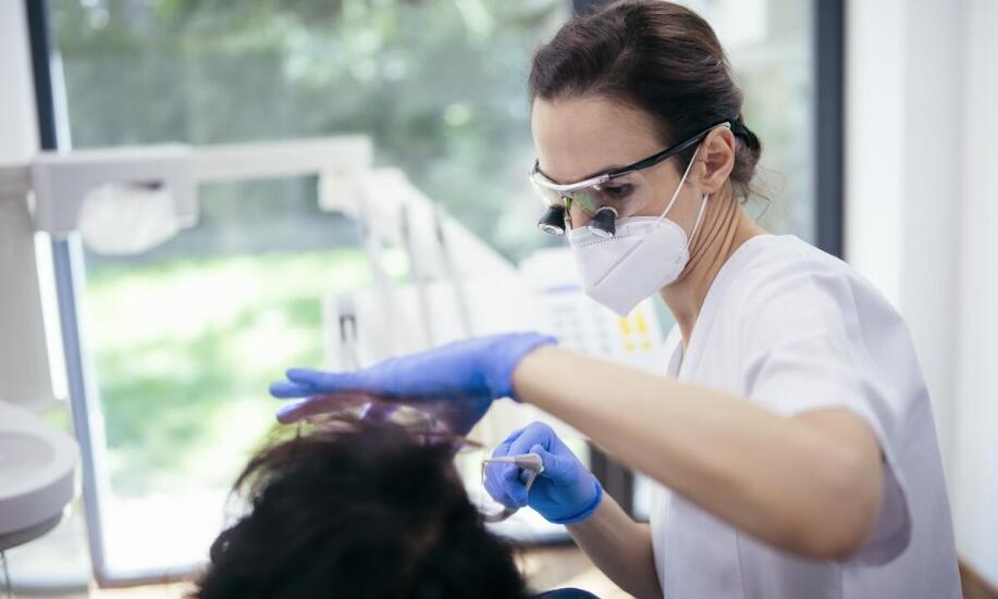Jakie są najczęstsze przyczyny utraty zębów i jak dentyści w Gdyni im przeciwdziałają?