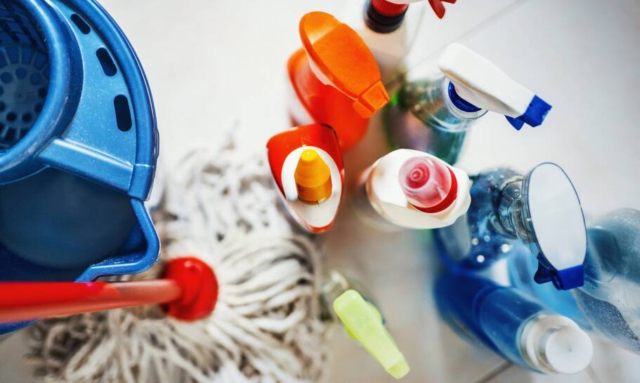 Jak zoptymalizować sprzątanie w obiektach komercyjnych? Profesjonalne płyny do podłóg w praktyce