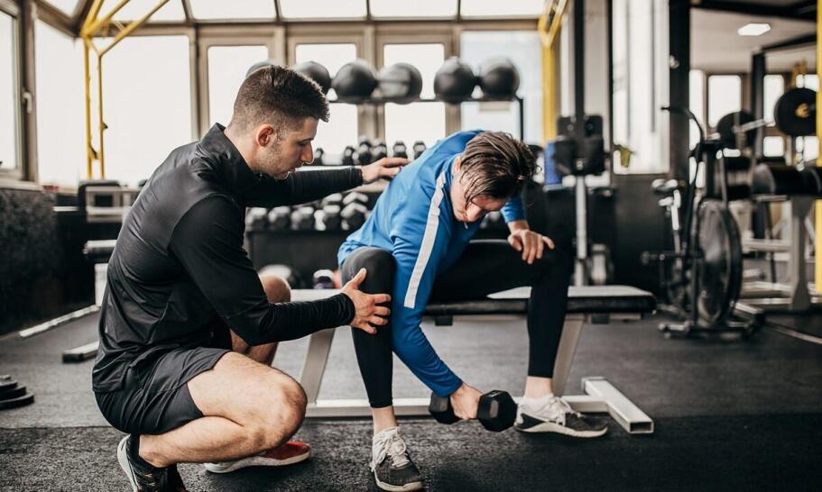 Trener personalny a motywacja do regularnych ćwiczeń – jak pokonać kryzys?