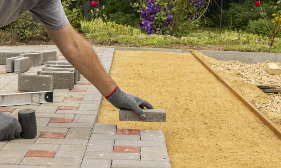 Układanie brukowej kostki: kluczowe aspekty współpracy z profesjonalistami