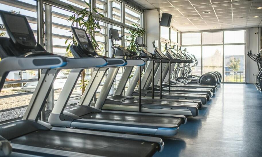 Rower fitnessowy jako alternatywa dla siłowni: zalety i wady