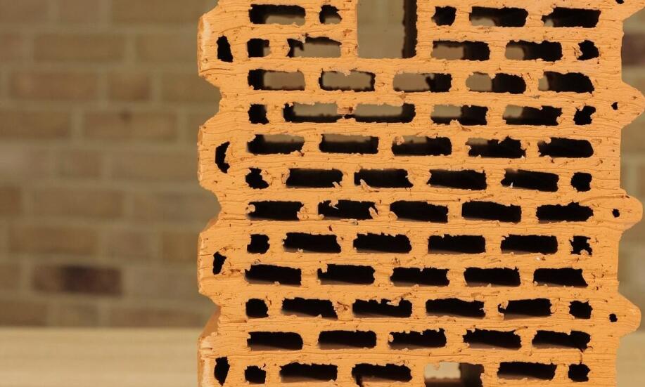 Pełna cegła w konstrukcjach fundamentowych – wytrzymałość i trwałość
