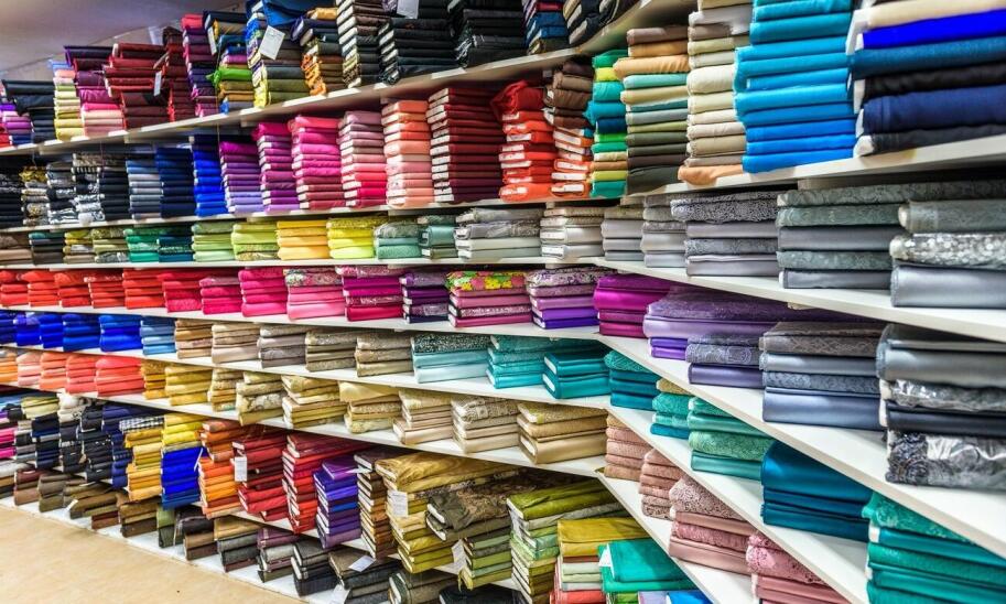 Różnorodność materiałów w derkach dla koni – co rynek oferuje?