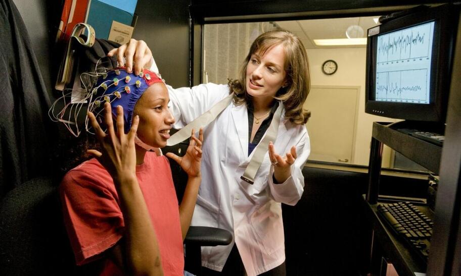 Czy każde dziecko potrzebuje badania EEG? Kiedy jest to konieczne?