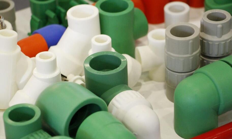 Jak różnorodność materiałów wpływa na możliwości produkcji plastikowych wyrobów?