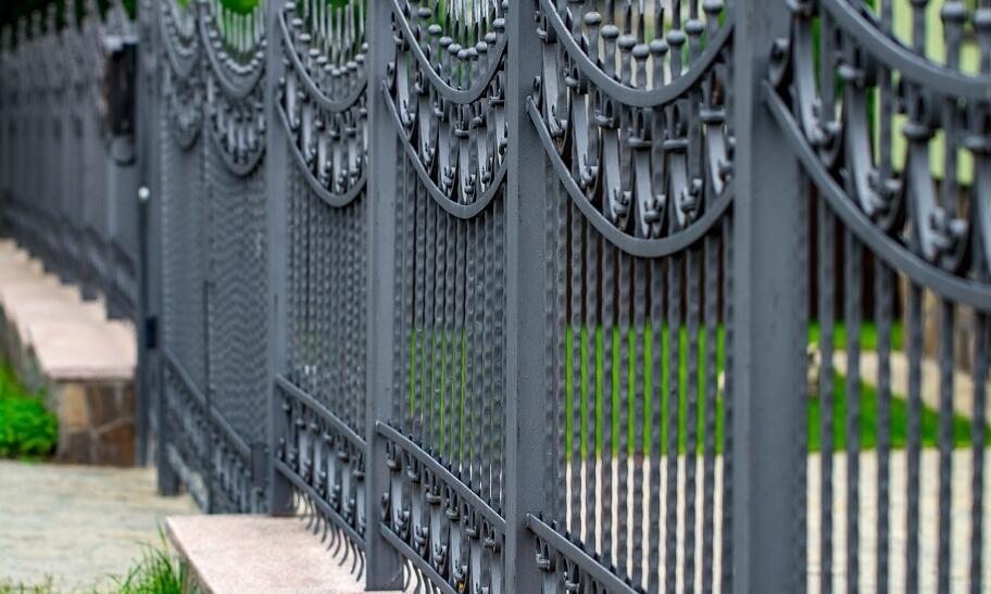 Czy ogrodzenia metalowe mocuje się na podmurówce?