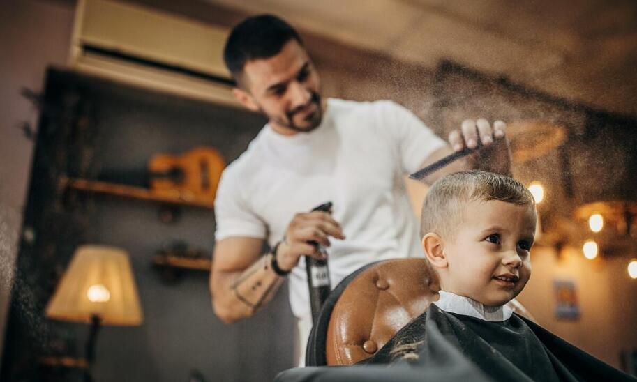 Jakie są najpopularniejsze techniki męskiego strzyżenia w salonach fryzjerskich?