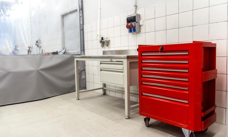 Nowoczesne techniczne zaplecze – jak wpływa na efektywność napraw?