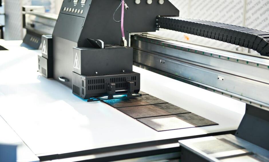 Jakie są koszty związane z drukiem UV na plexi i co je determinuje?