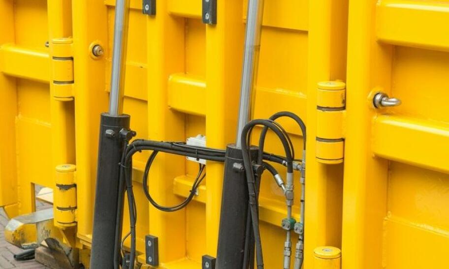 Cena a jakość: na co zwrócić uwagę przy zakupie hakowych kontenerów?