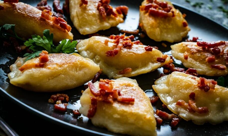 Komponowanie menu na stypę: tradycyjne dania a nowoczesne trendy